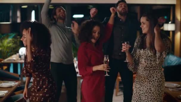 Party-Gruppe tanzt gemeinsam im Café. Freunde feiern Festveranstaltung in Bar. - Filmmaterial, Video