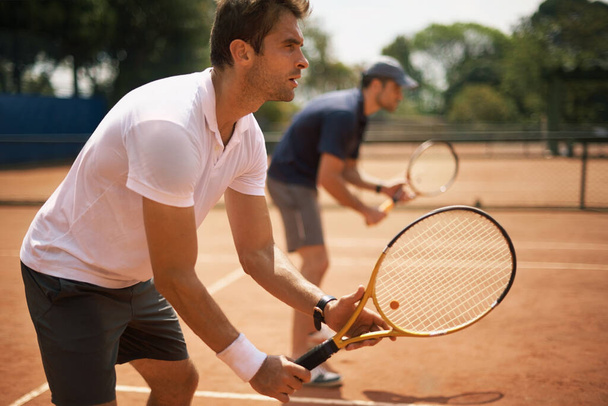 Ihre Freunde und großen Rivalen auf dem Platz. Zwei männliche Tennisspieler auf dem Platz. - Foto, Bild