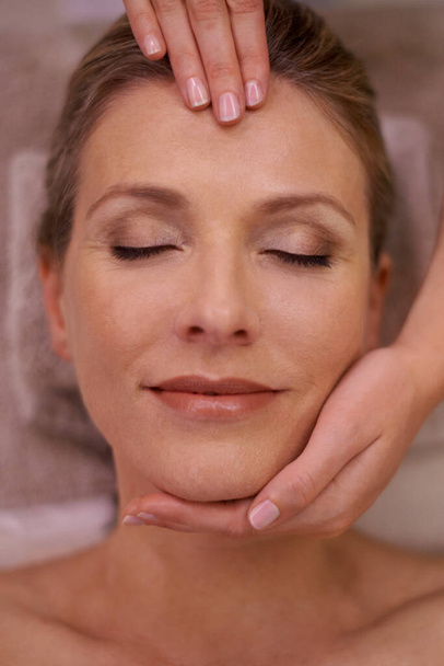 Simply blissful. Cropped shot of a woman in a day spa getting a face massage. - Fotografie, Obrázek
