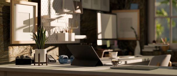 Stylowy nowoczesny nowoczesny pokój biurowy tło z laptopem komputer, materiały biurowe i wystrój w nowoczesnej przestrzeni roboczej. 3d renderowanie, ilustracja 3D - Zdjęcie, obraz