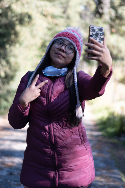 Giovane donna che si fa un selfie in natura - Foto, immagini