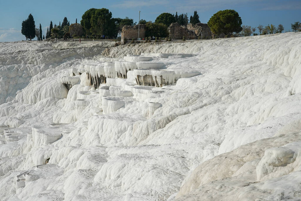 Pamukkale Travertine pools and terraces. Pamukkale is famous UNESCO world heritage site in Turkey - Foto, afbeelding