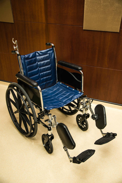 Порожній інвалідний візок припаркований в лікарняному коридорі надії
 - Фото, зображення