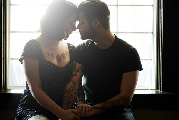 Seni gerçekten öpmek istiyorum. Pencerenin kenarında oturan sevecen bir çiftin fotoğrafı.. - Fotoğraf, Görsel