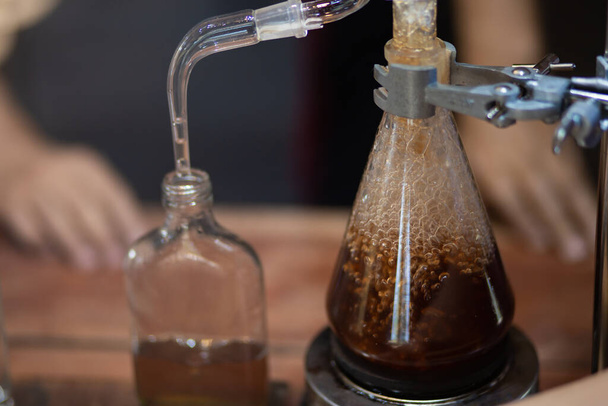 Flüssige Destillation im Reagenzglas - Foto, Bild