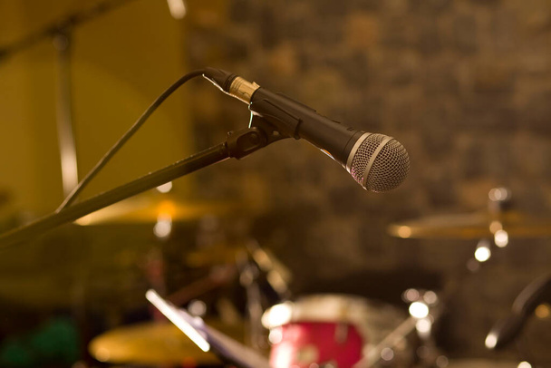 microphone à la salle de concert avec un fond flou avec bokeh - Photo, image