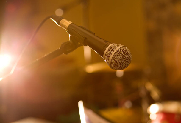 mikrofon v koncertní síni s rozmazaným pozadím s bokeh - Fotografie, Obrázek