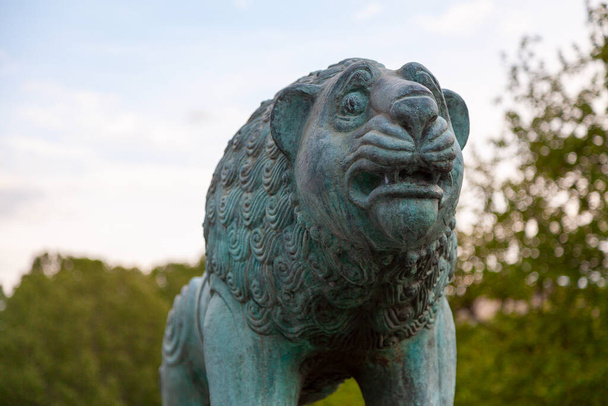 Bronzen beeld van een leeuw met sporen van corrosie. - Foto, afbeelding