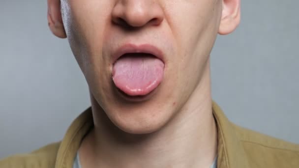 Неузнаваемый человек кладет таблетку на язык и глотает - Кадры, видео