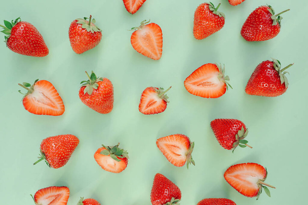 A lot of juicy, red strawberries - Foto, afbeelding