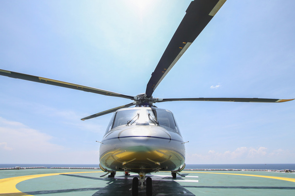 Parking helikopter lądowania na platformy offshore. Helikopter Przelew załogi lub pasażera do pracy w offshore przemysłu naftowego i gazowniczego. - Zdjęcie, obraz