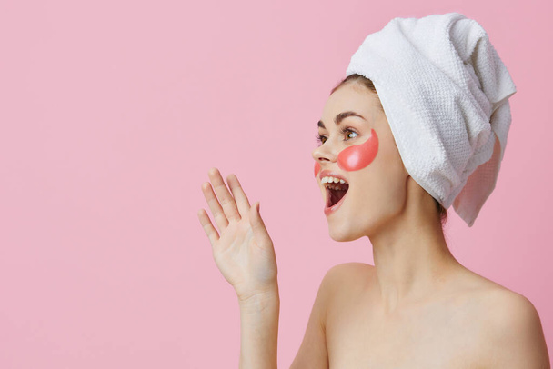 portrait de femme avec des taches roses sur le visage gros plan Lifestyle. Photo de haute qualité. Photo de haute qualité - Photo, image