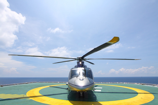 Helicóptero aterrizando en plataforma offshore. Equipos de transferencia de helicópteros o pasajeros para trabajar en la industria del petróleo y el gas en alta mar
. - Foto, Imagen