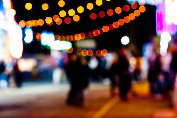 Abstrakte zufällige bunte defokussierte unscharfe Hintergrundmuster Nachtleben des lokalen Marktes - Foto, Bild
