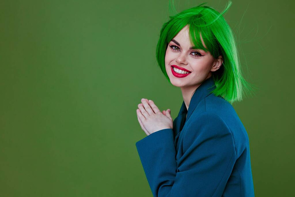 Yeşil arka planda değişmeden poz veren güzel genç bir kadın. Yüksek kalite fotoğraf - Fotoğraf, Görsel