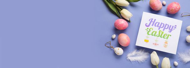 Gyönyörű húsvéti kompozíció üdvözlőkártyával, festett tojással és virágokkal színes háttérrel, szöveggel - Fotó, kép