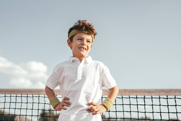 Confident boy on tennis court - Φωτογραφία, εικόνα