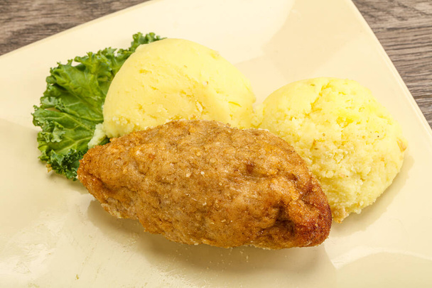 Crispy chicken cutlet from minced meat with mashed potato - Foto, Imagem