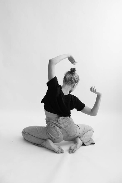 The girl does stretching and exercises - Valokuva, kuva