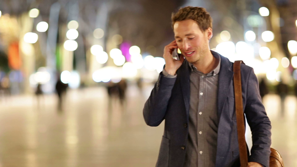 Hombre hablando en el teléfono inteligente por la noche - Imágenes, Vídeo