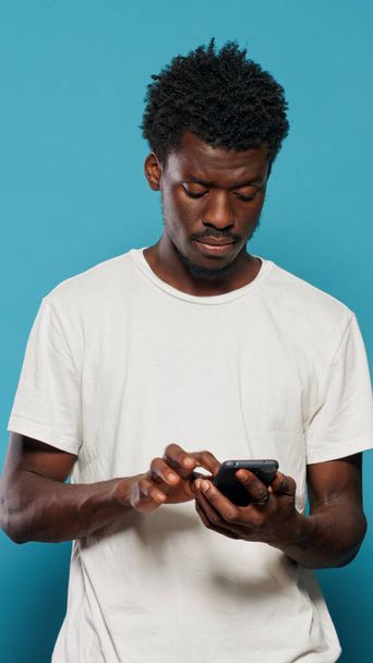 Verwirrter Mann nutzt Smartphone für SMS - Foto, Bild