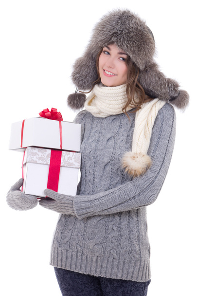 молода красива жінка в зимовому одязі з різдвяними подарунками
  - Фото, зображення