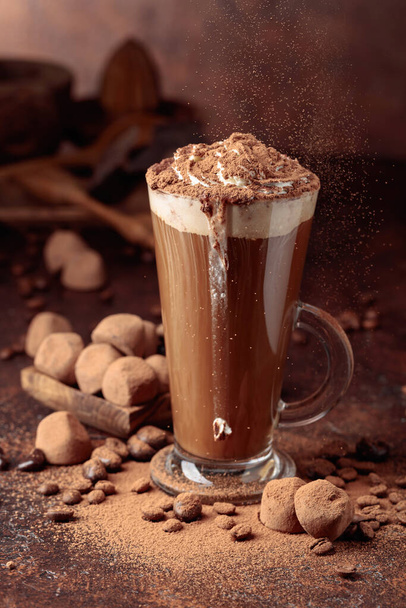 Yer mantarı ve kremalı bir bardak sıcak çikolata.. - Fotoğraf, Görsel