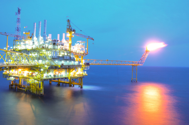 Olie en gas platform in de Golf of de zee, de wereld energie, Offshore olie tuig bouw Platform voor productie olie- en gasindustrie. - Foto, afbeelding