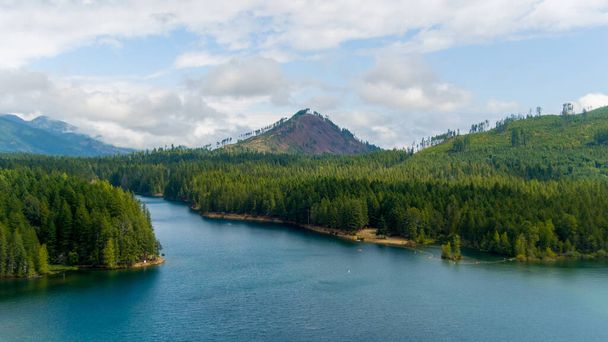 Красивий краєвид озера в горах
 - Фото, зображення