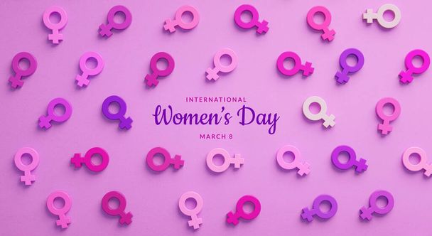 Nemzetközi Women 's Day szórólap több női szimbólummal lila színben és másolás 3D-s renderelésben. Március 8. a feminizmus, a testvériség, a felruházottság és a nők jogaiért folytatott aktivizmus témájában - Fotó, kép