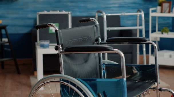 Κοντινό πλάνο αναπηρικής πολυθρόνας για κινητικότητα και μεταφορά - Φωτογραφία, εικόνα