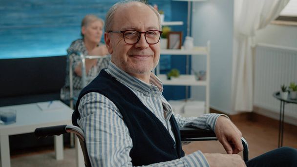 Портрет пенсионера с хроническими заболеваниями в доме престарелых - Фото, изображение