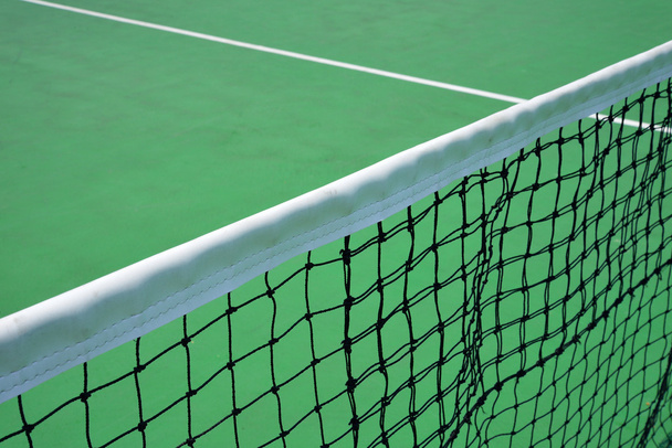 緑のコートでテニスのネット - 写真・画像