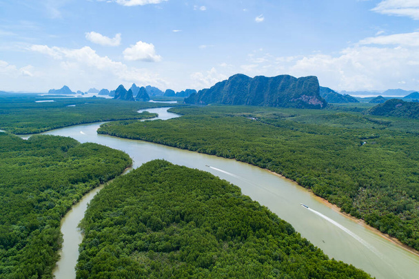 Prachtige natuurlijke landschap van het landschap uitzicht in Azië tropische mangrove bos met klein eiland op de achtergrond, luchtfoto drone shot Hoge hoek uitzicht - Foto, afbeelding