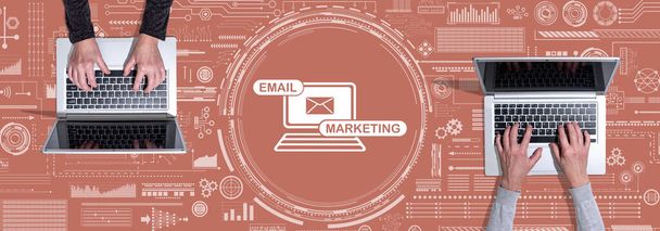 Draufsicht der Hände mit Laptop mit Symbol des E-Mail Marketing Konzepts - Foto, Bild
