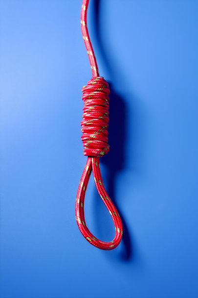 Hangman knot in red thread - Foto, Imagen
