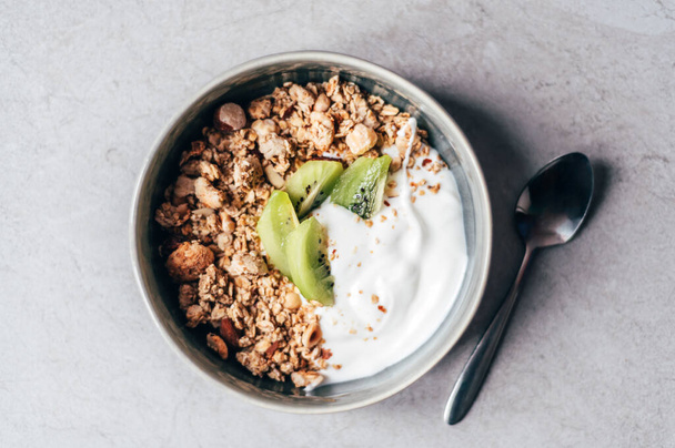 Homemade granola and yogurt - Фото, изображение