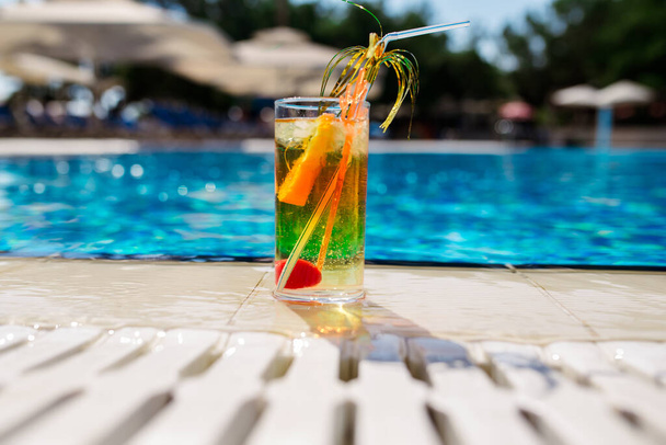 Fruit cocktail glass at pool - vintage filter effect - Foto, Imagen
