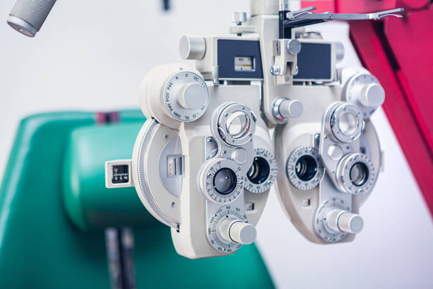 Phoropter, Augenheilkunde, Optometrie, Maschinenausrüstung. Optiker-Instrument zur Messung des Sehvermögens. Augentestgeräte.  - Foto, Bild