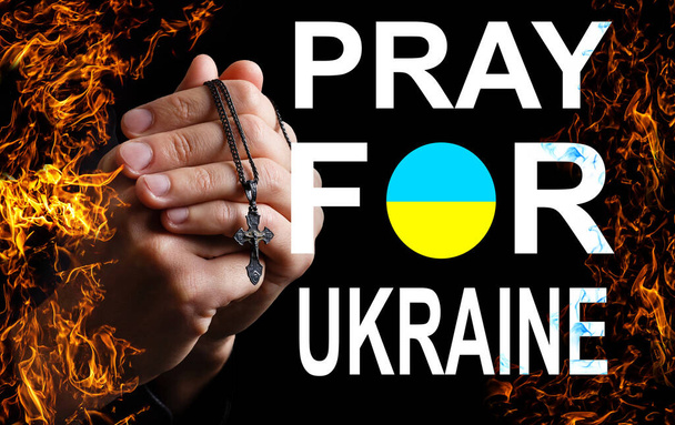 Pregate per l'Ucraina. mani pregare sulla bandiera ucraina - Foto, immagini