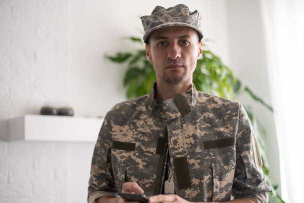 military soldier using mobile phone. letter - Valokuva, kuva