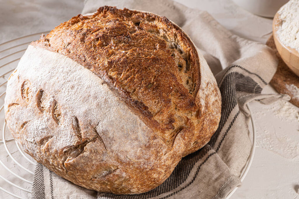Frisch gebackenes Weizen- und Roggenbrot, Landbrot. Einfaches Brot zum Frühstück - Foto, Bild