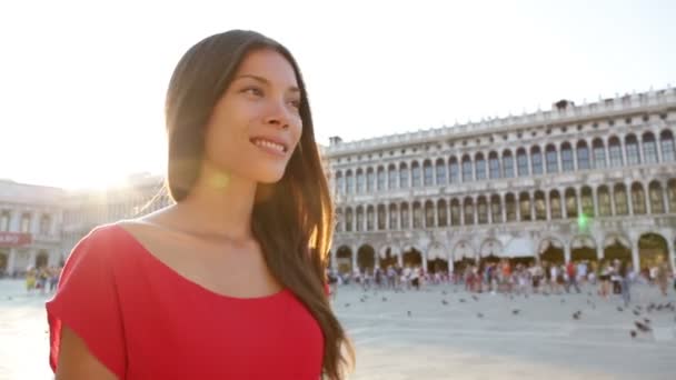Woman walking in Venice - Materiał filmowy, wideo