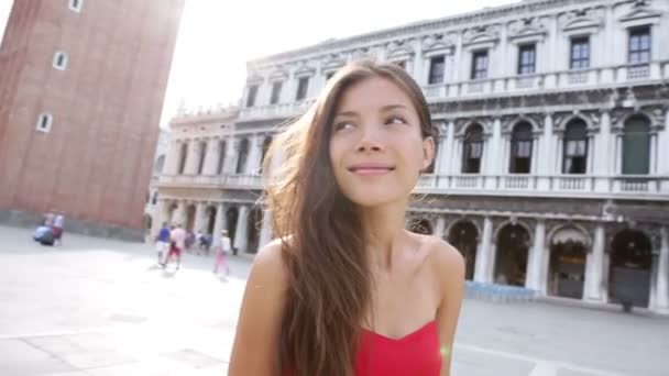 Woman walking in Venice - Filmati, video