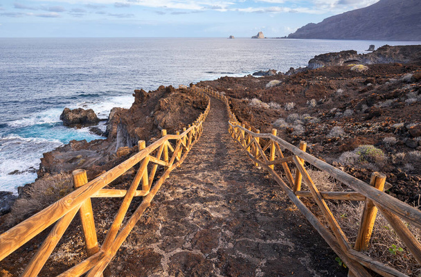 Chemin vers la plage Playa Charco los Sargos à El Hierro, Îles Canaries dans la lumière du matin - Photo, image