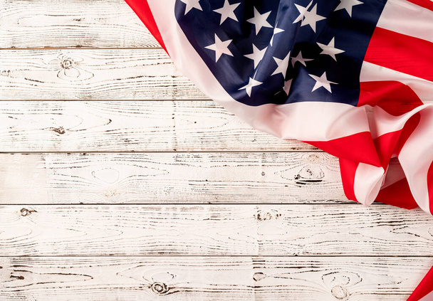 День памяти, День президентов США, День ветеранов, День труда или празднование 4 июля. Государственный флаг США на белом деревянном фоне - Фото, изображение
