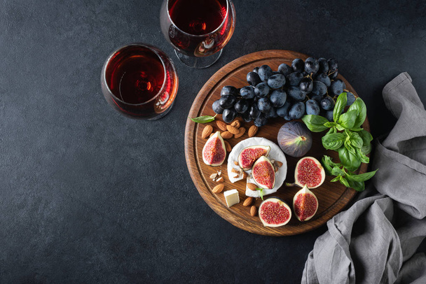 Бри или камамбер с виноградом и вином - Фото, изображение