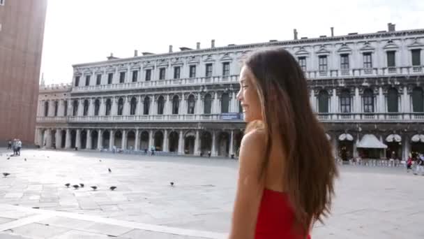 Woman walking in Venice - Video