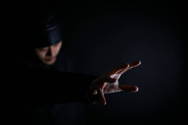 Изображение человека, протянувшего руку  - Фото, изображение