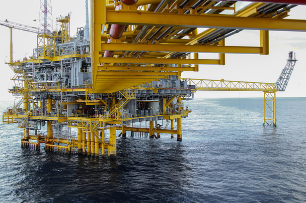 Нефтегазовая платформа в заливе или море, Мировая энергетика, Оффшорное строительство нефти и буровой установки Плохая погода на морской нефтегазовой платформе
 - Фото, изображение